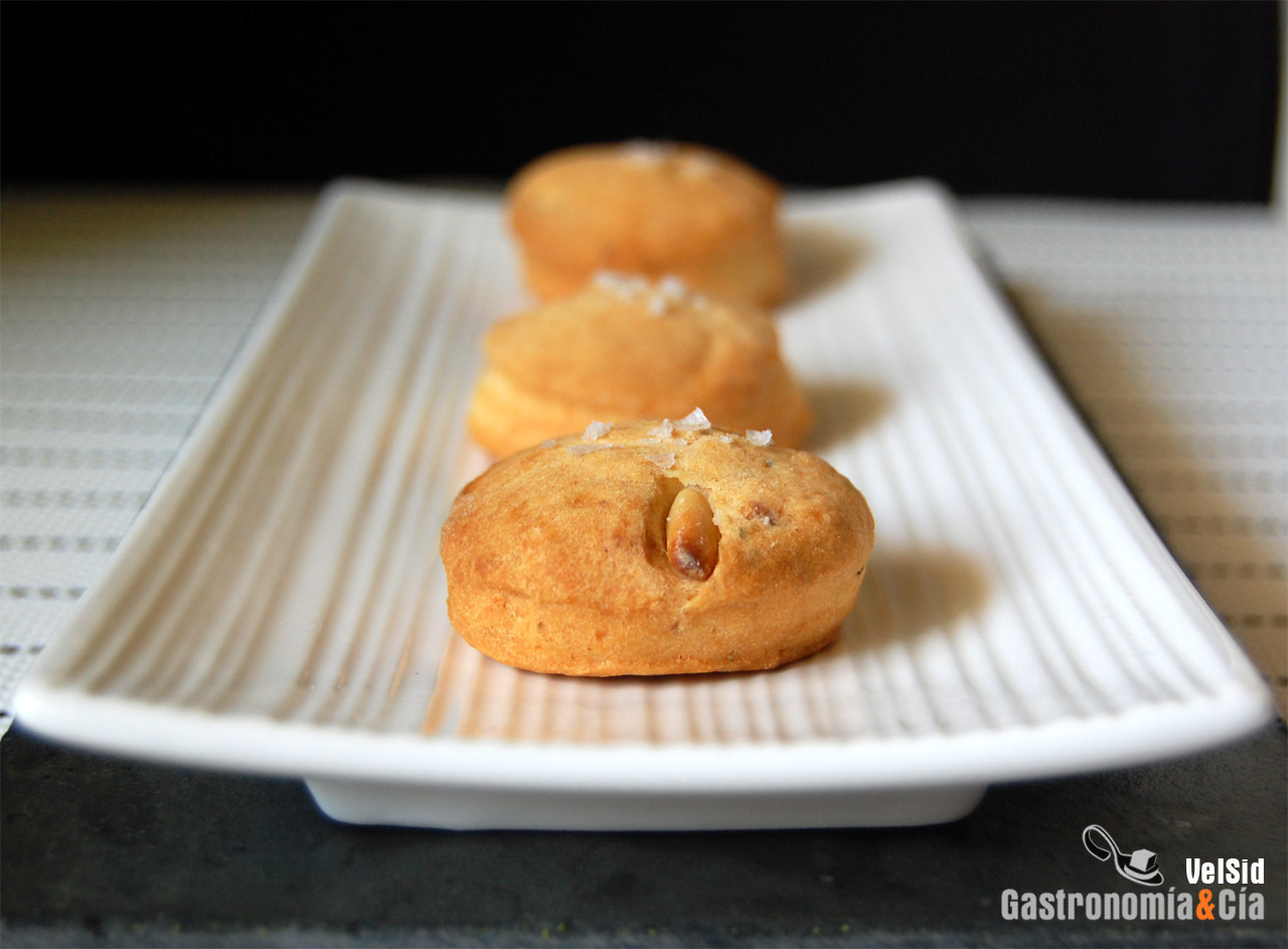 Scones de queso y piñones
