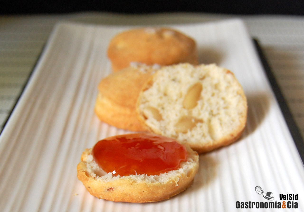 Scones de queso y piñones