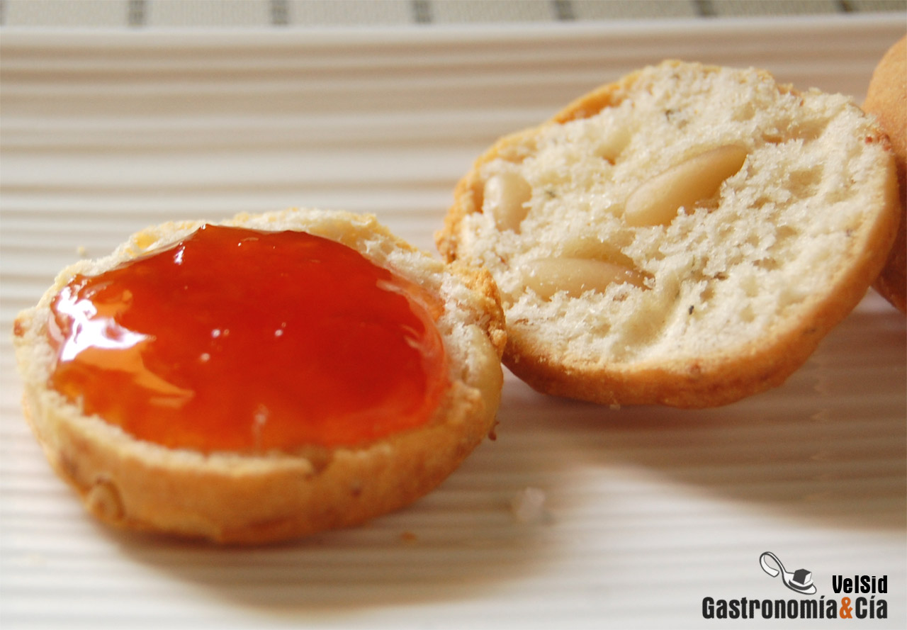 Scones de queso y piñones