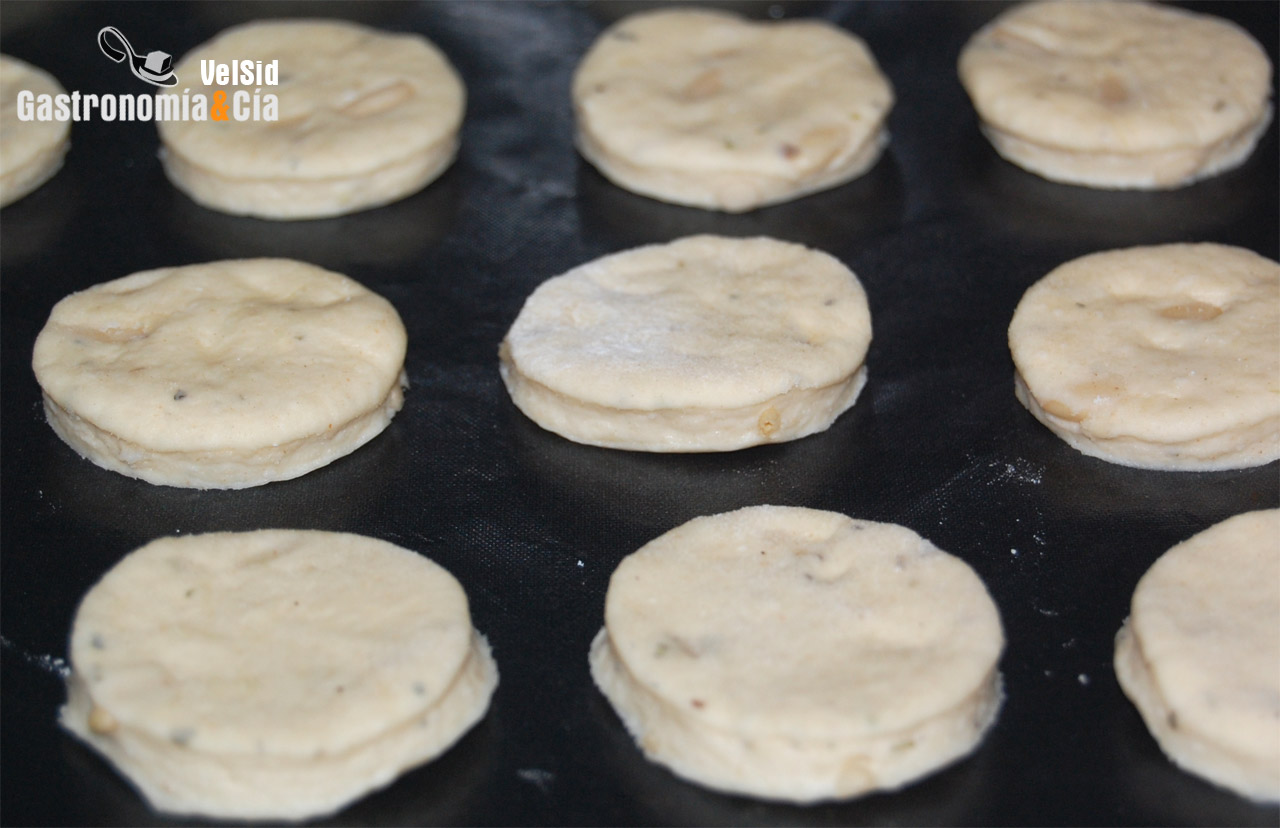 Scones de queso y piñones