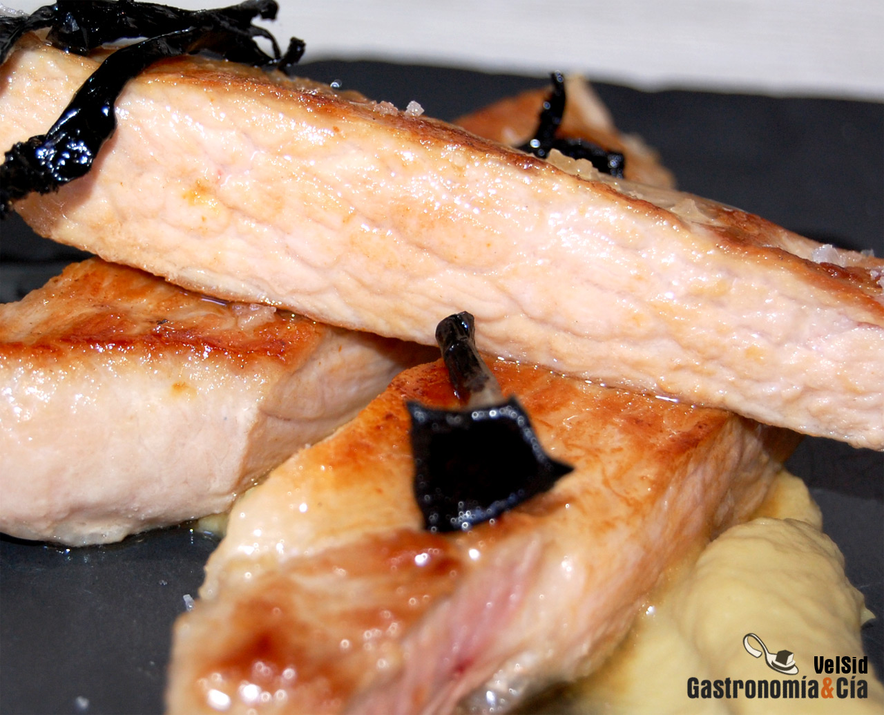 Secreto de cerdo con trompetas de la muerte