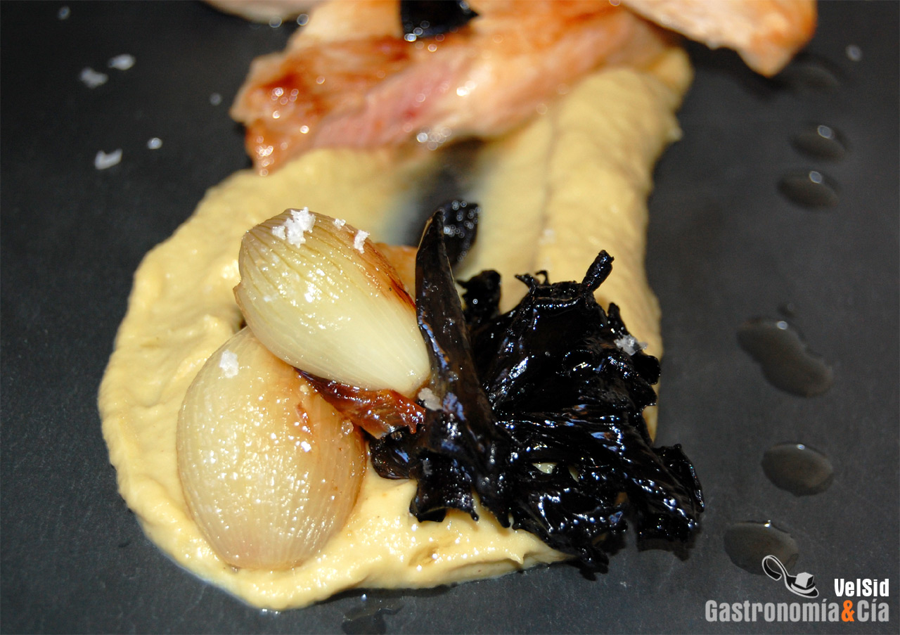 Secreto de cerdo con trompetas de la muerte