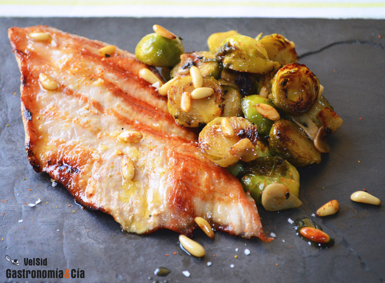 Secreto de cerdo con coles de Bruselas, limón y parmesa