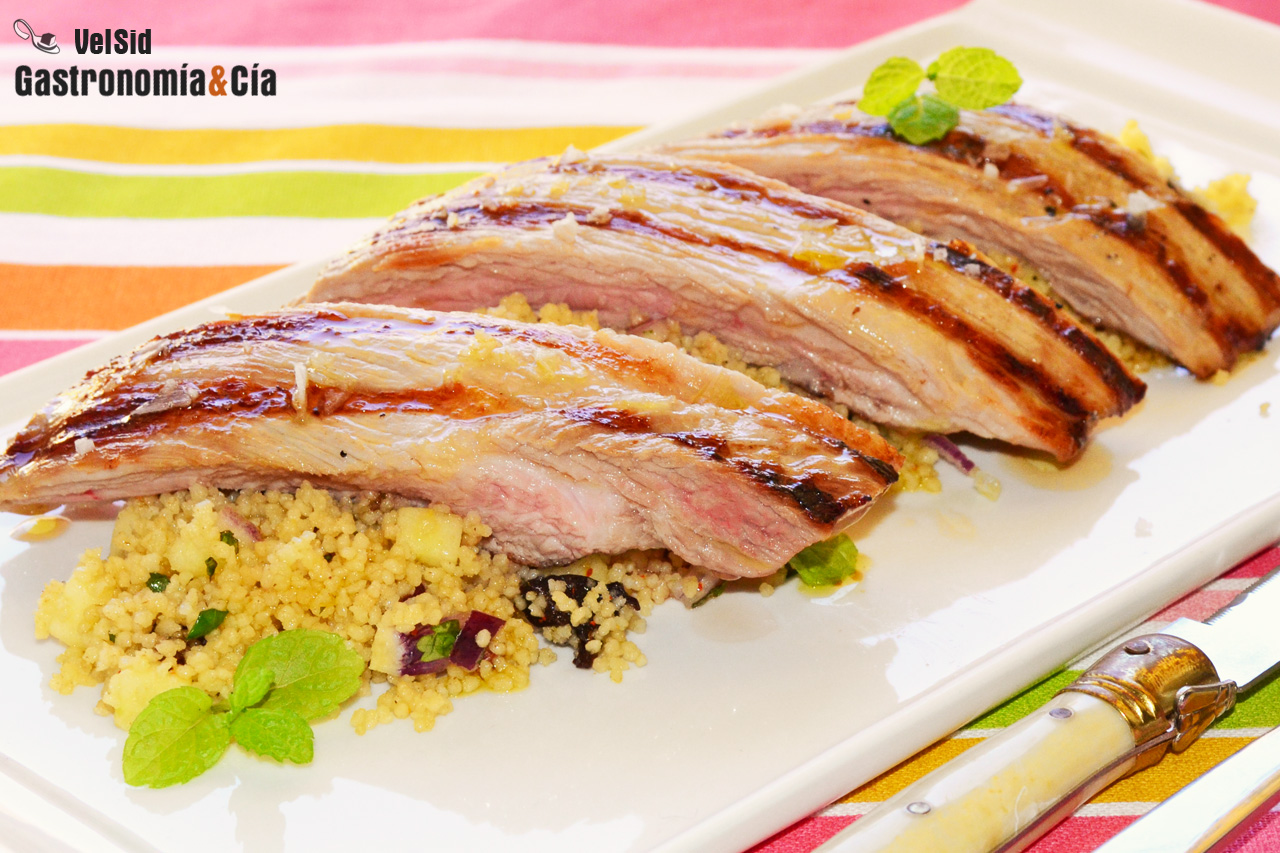 Secreto de cerdo con cuscús de manzana y ciruelas