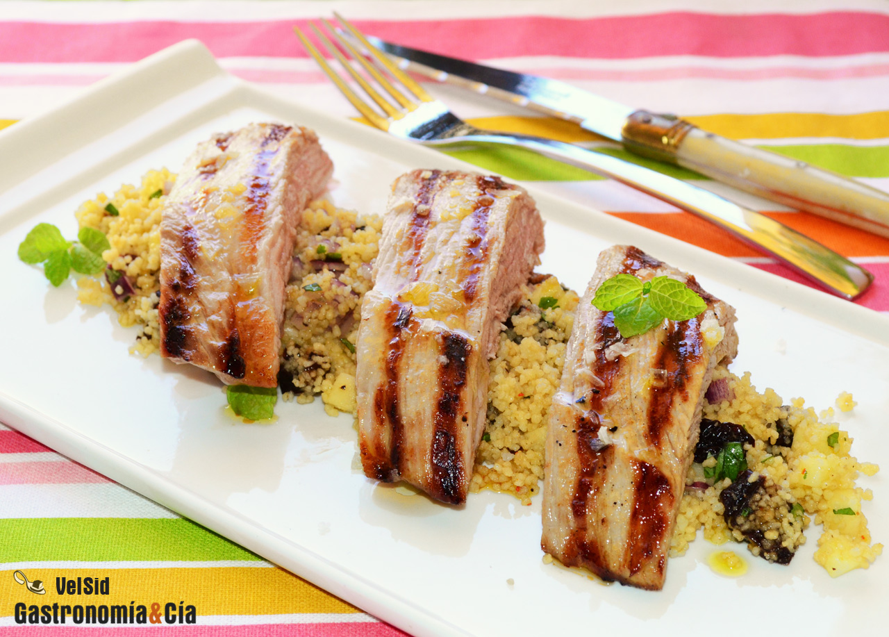 Secreto de cerdo con cuscús de manzana y ciruelas