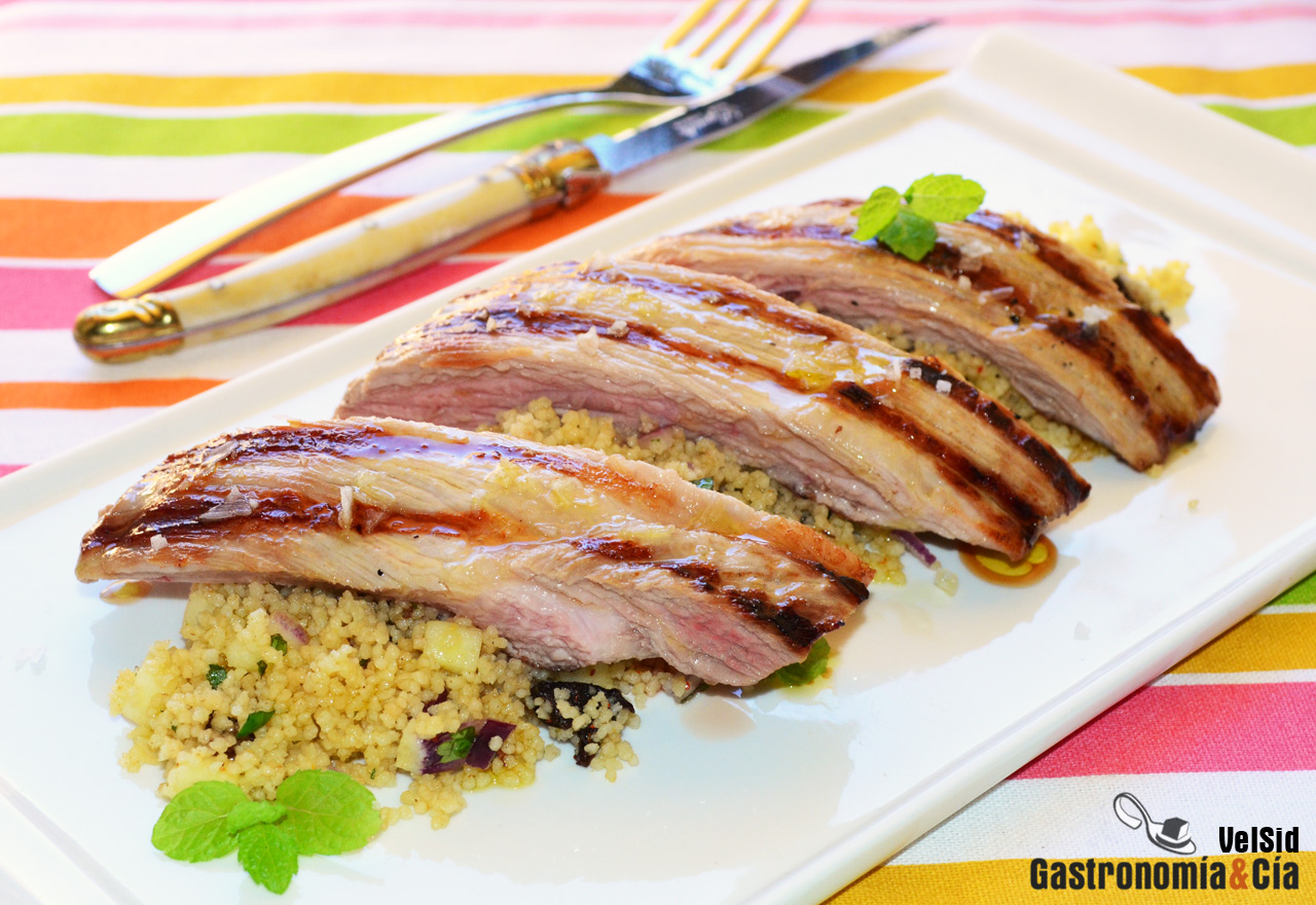 Secreto de cerdo con cuscús de manzana y ciruelas