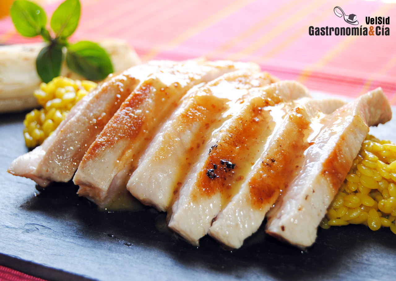 Secreto de cerdo a la parrilla con salsa de mostaza y m