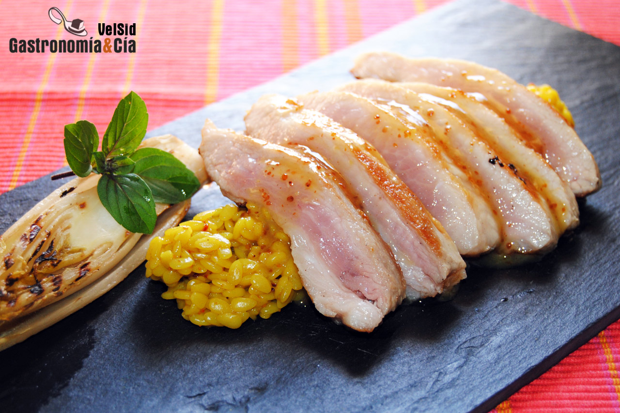 Secreto de cerdo a la parrilla con salsa de mostaza y m