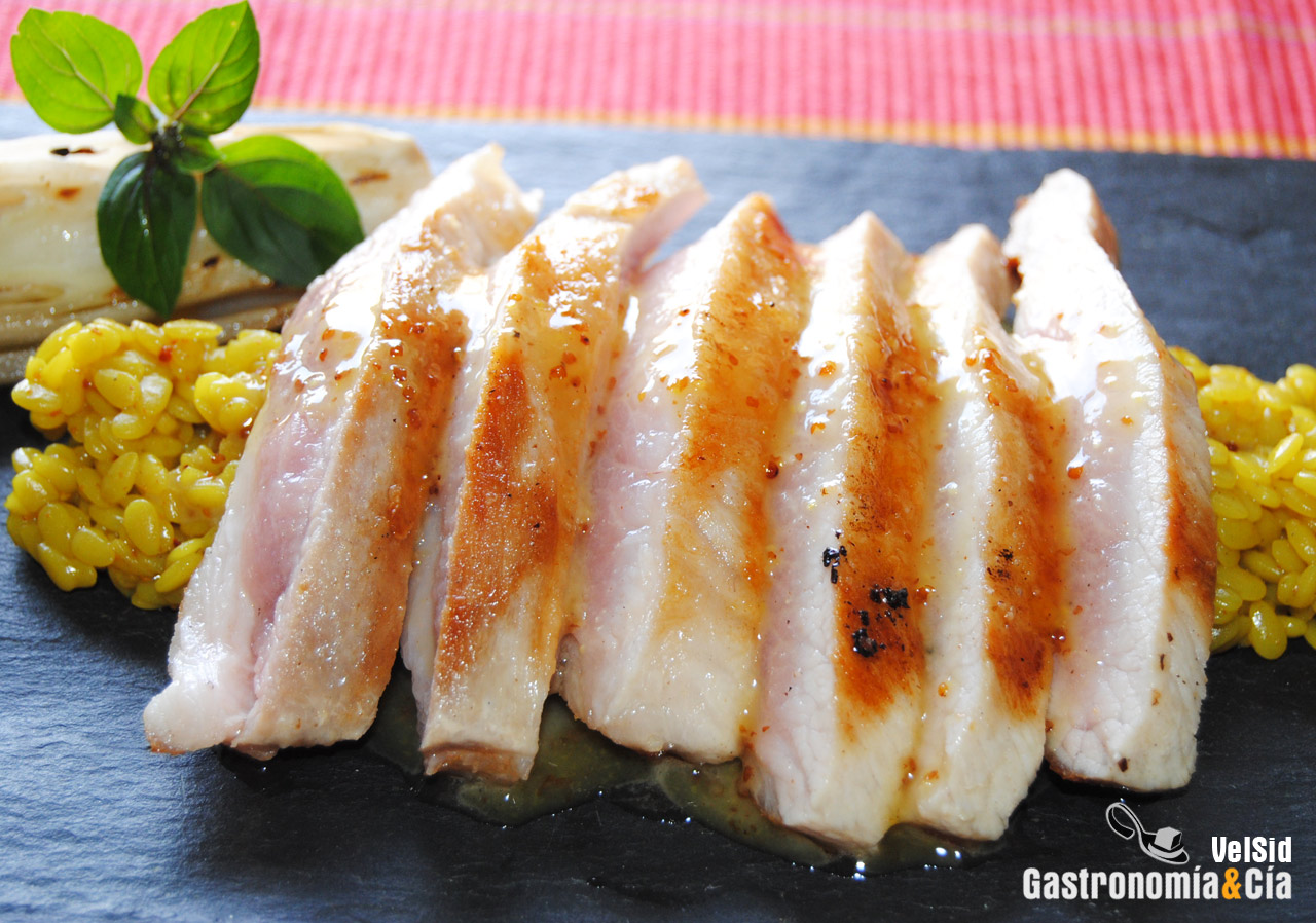 Secreto de cerdo a la parrilla con salsa de mostaza y m