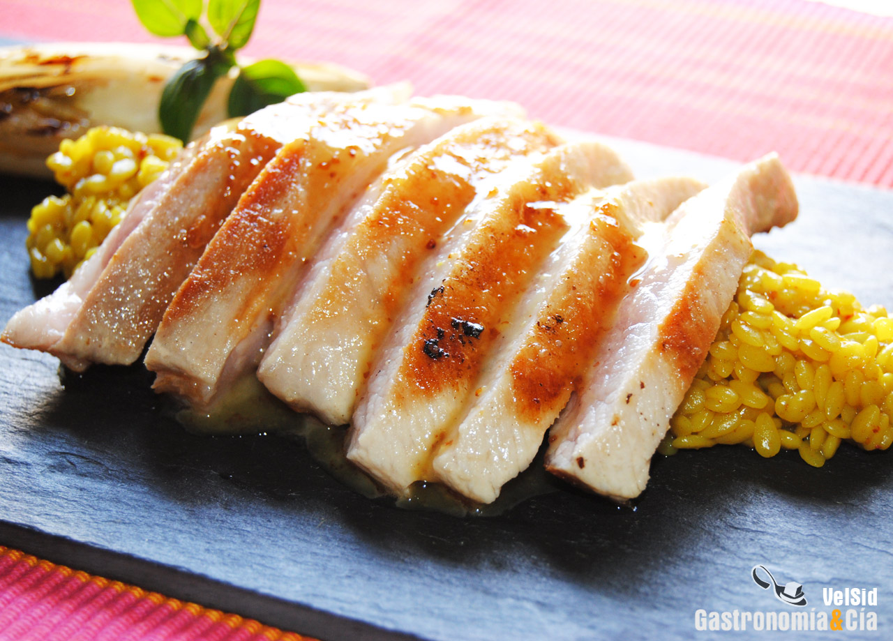 Secreto de cerdo a la parrilla con salsa de mostaza y m