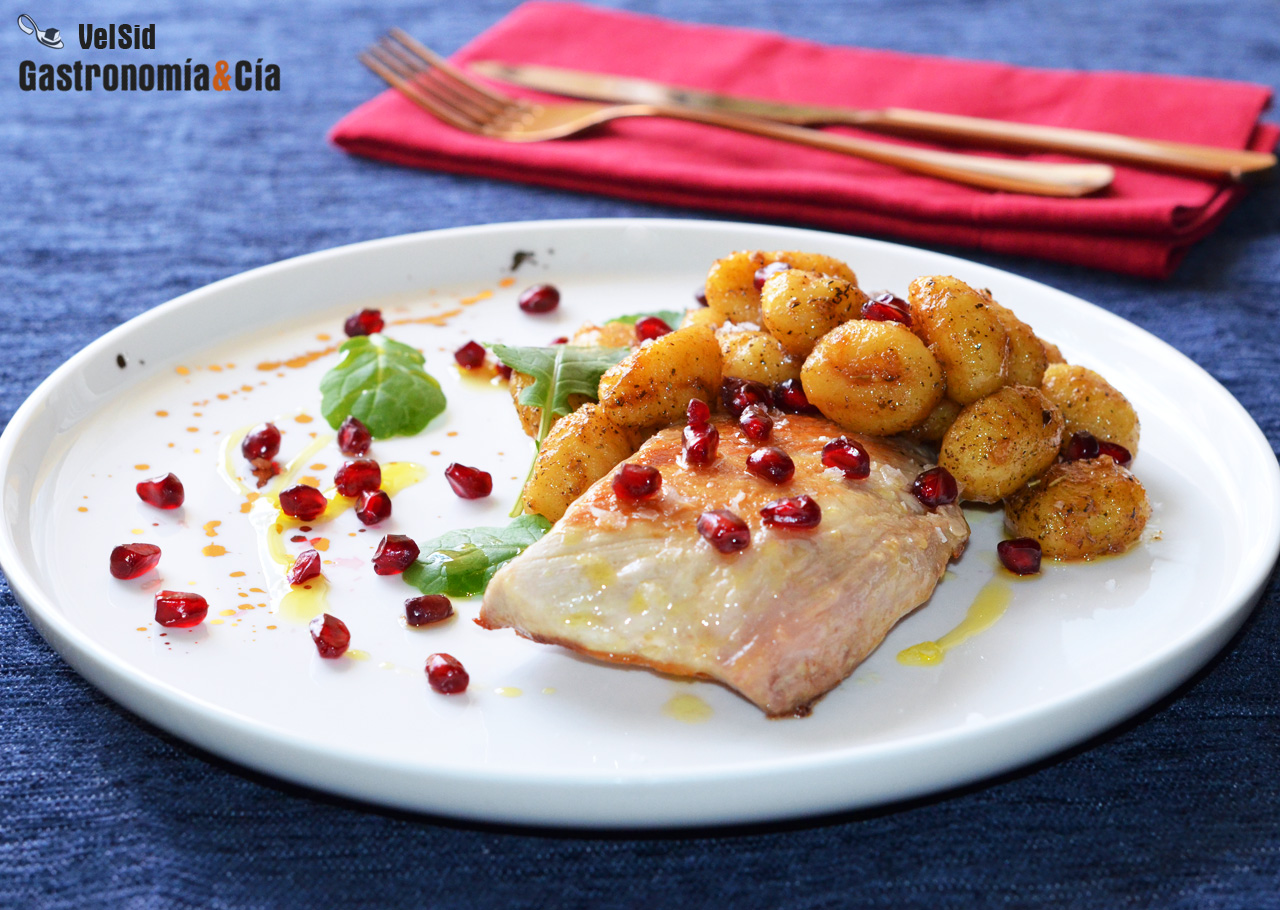 Secreto de cerdo con ñoquis a las finas hierbas, un pla