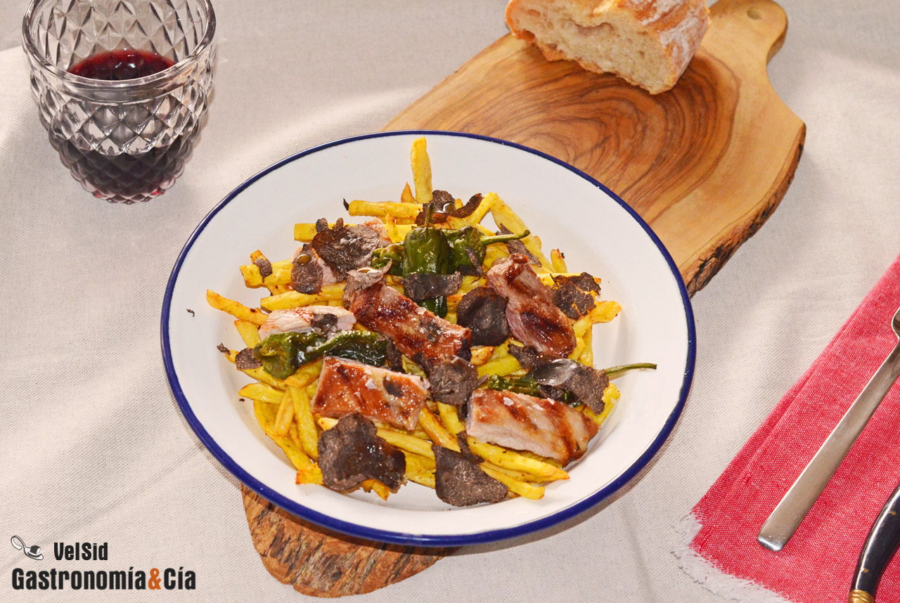 Secreto de cerdo con patatas, pimientos y trufa negra