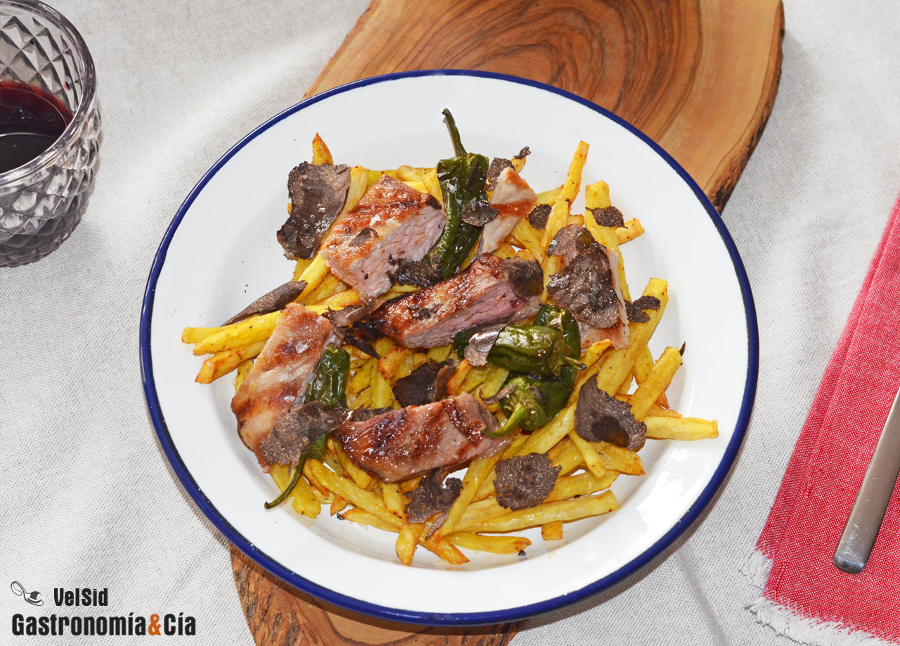 Secreto de cerdo con patatas, pimientos y trufa negra