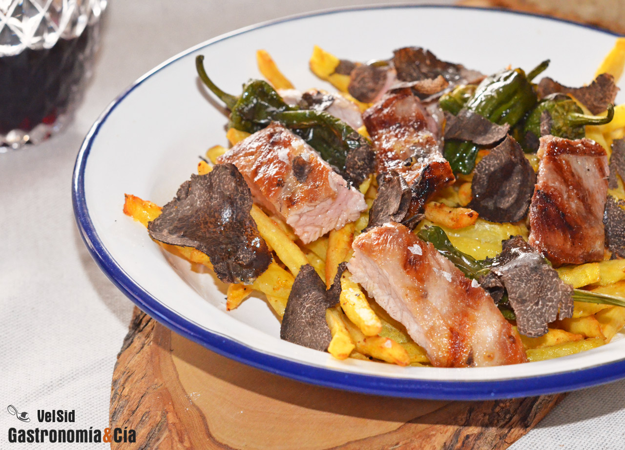 Secreto de cerdo con patatas, pimientos y trufa negra