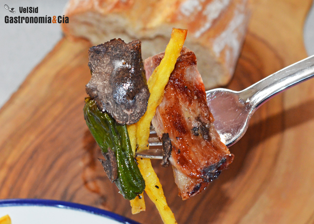 Secreto de cerdo con patatas, pimientos y trufa negra