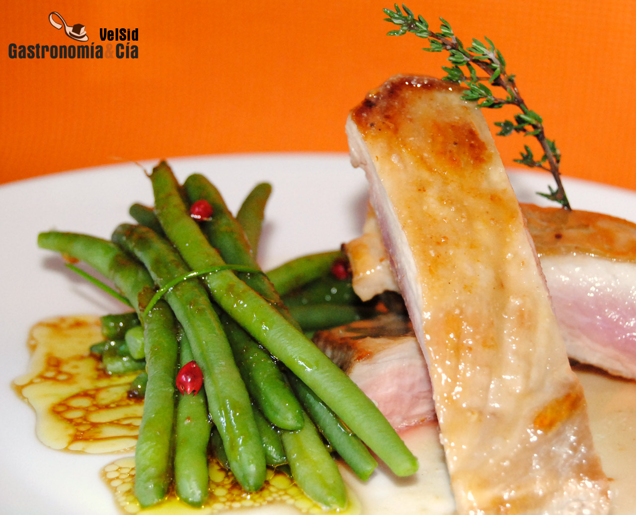 Secreto de cerdo con praliné y judías verdes