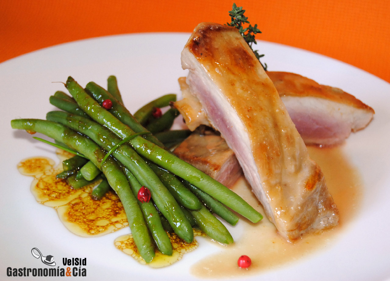 Secreto de cerdo con praliné y judías verdes