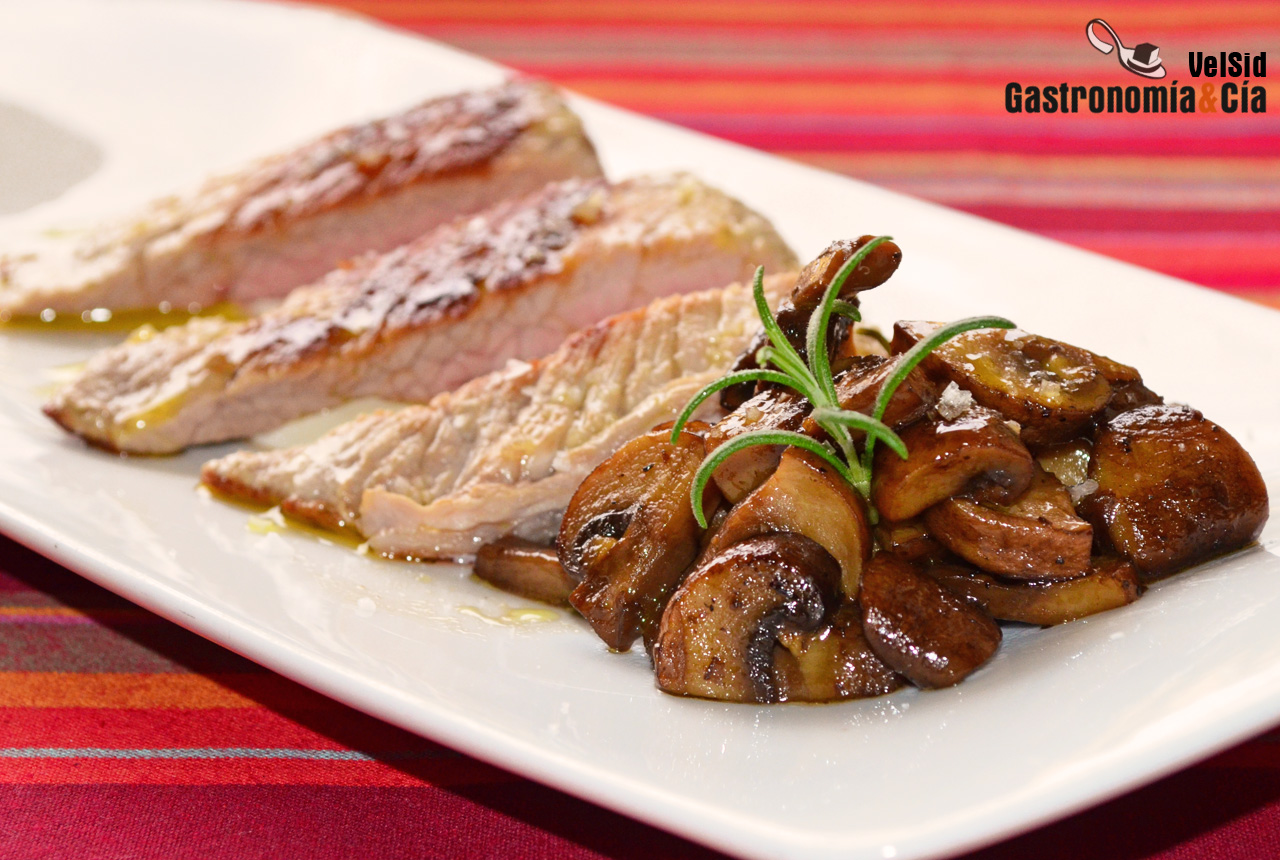 Secreto de cerdo con estofado de setas al vermú