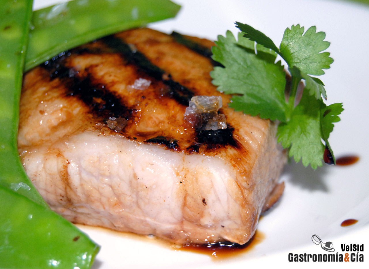 Secreto de cerdo teriyaki con tirabeques