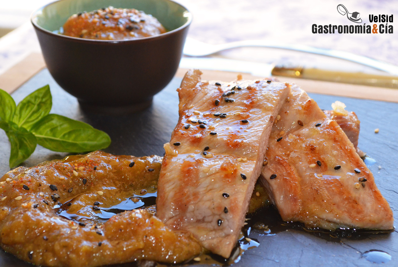 Secreto de cerdo con salsa yakiniku y caqui