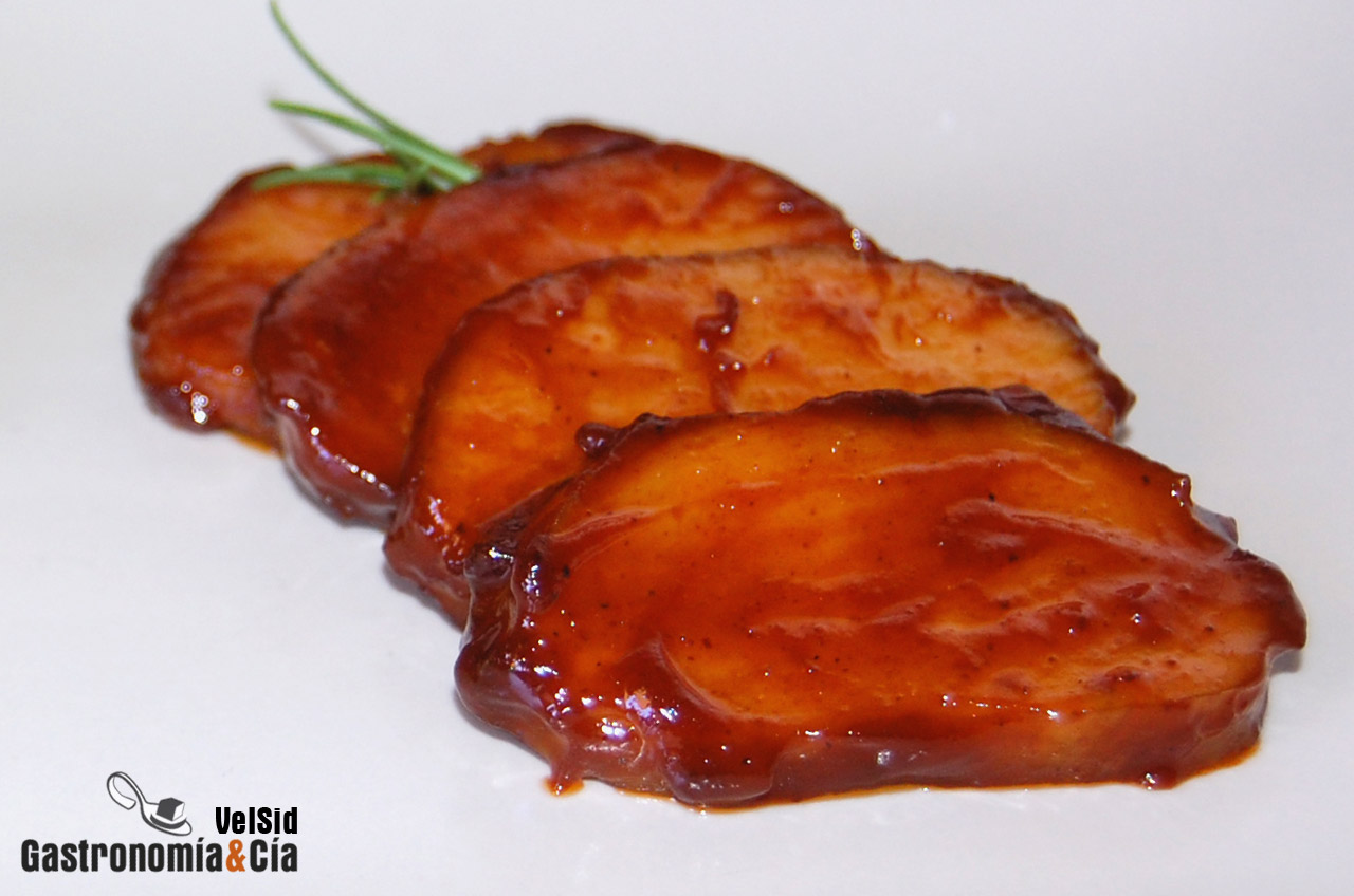 Seitán con salsa barbacoa y ensalada de calabacines