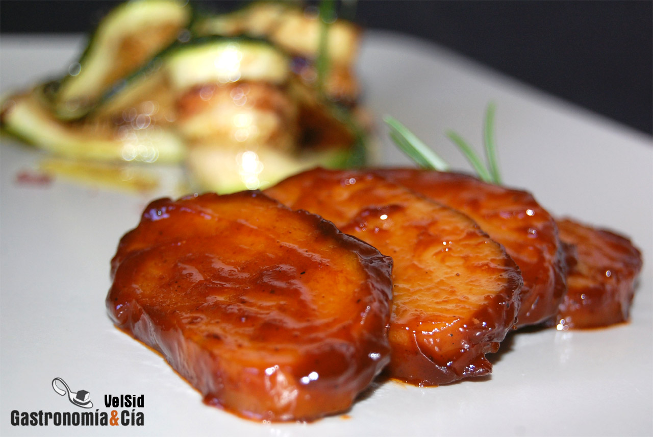 Seitán con salsa barbacoa y ensalada de calabacines