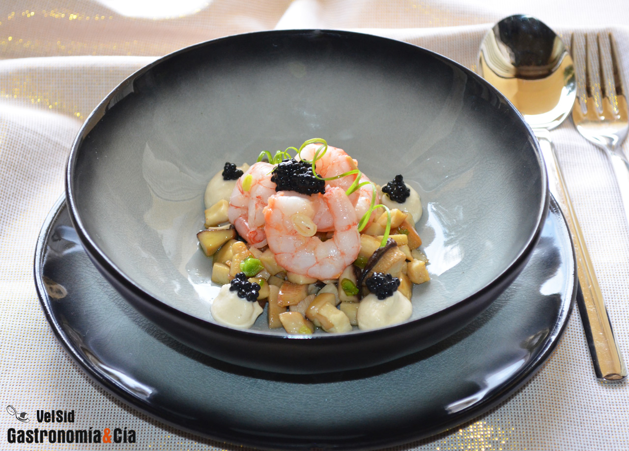 Setas de cardo con gambas y huevas de arenque ahumado