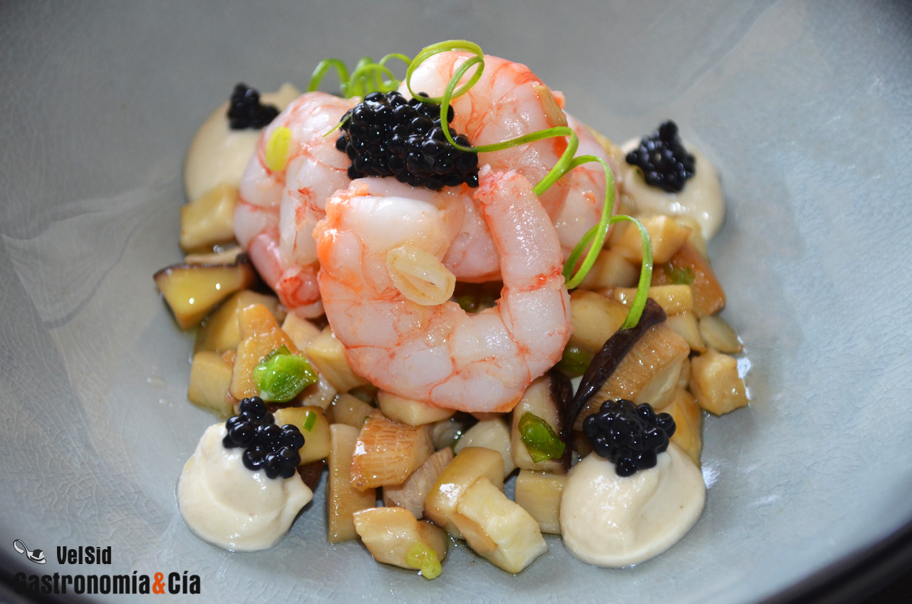 Setas de cardo con gambas y huevas de arenque ahumado