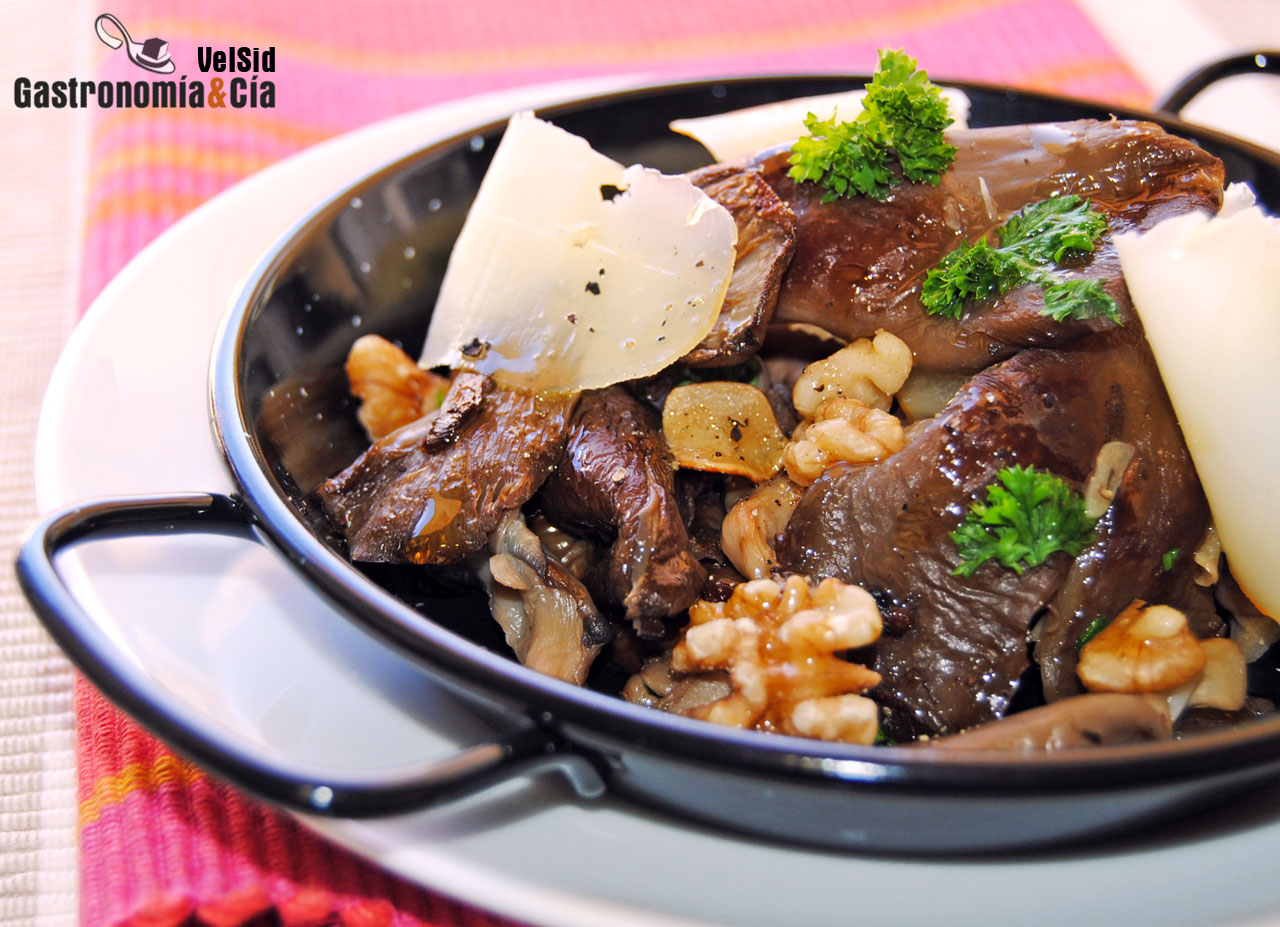 Setas de ostra con nueces y queso ahumado