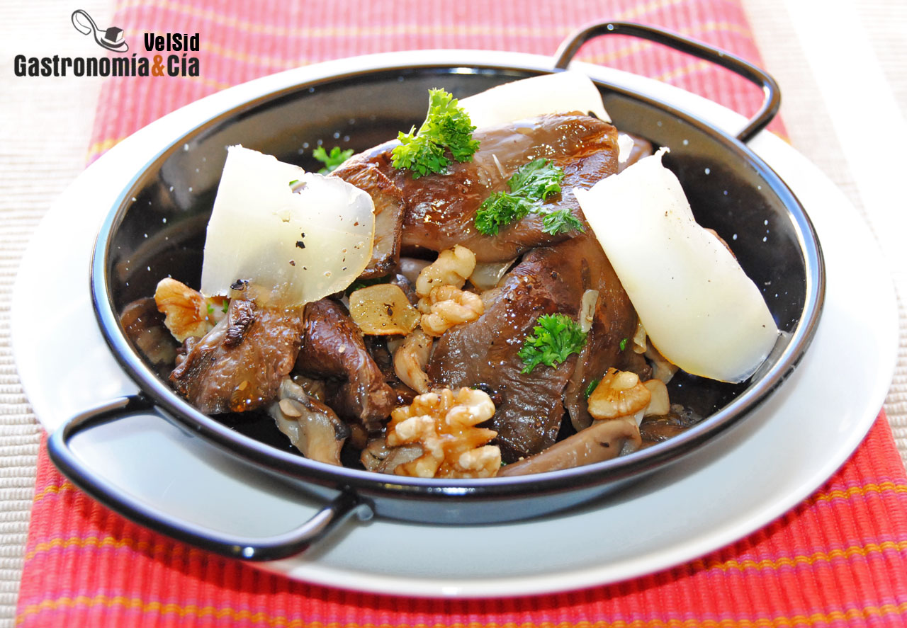 Setas de ostra con nueces y queso ahumado