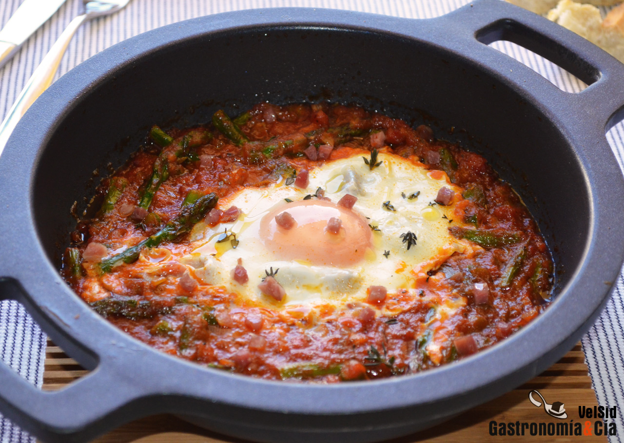 Shakshuka con espárragos verdes y jamón