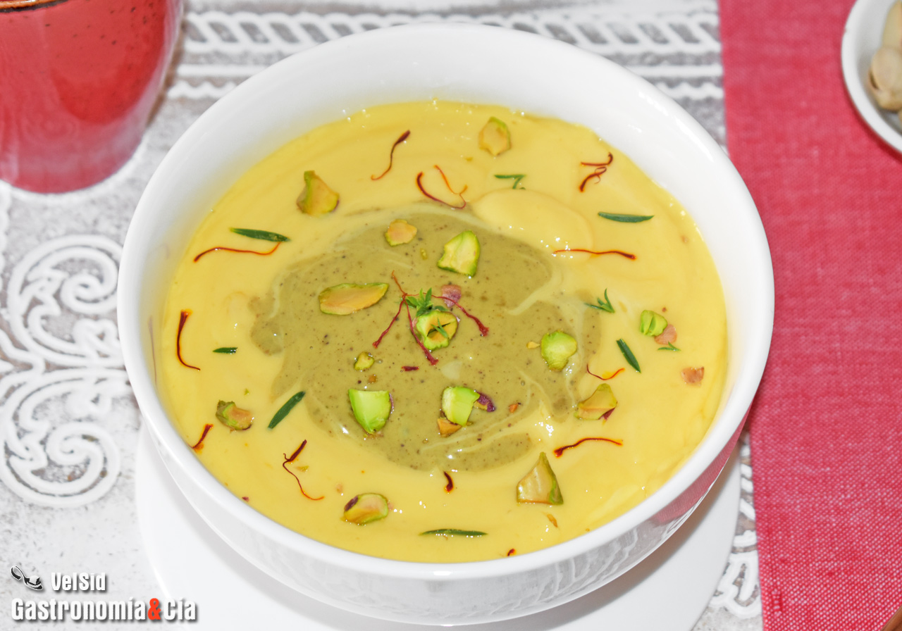 Shrikhand de mango y pistachos