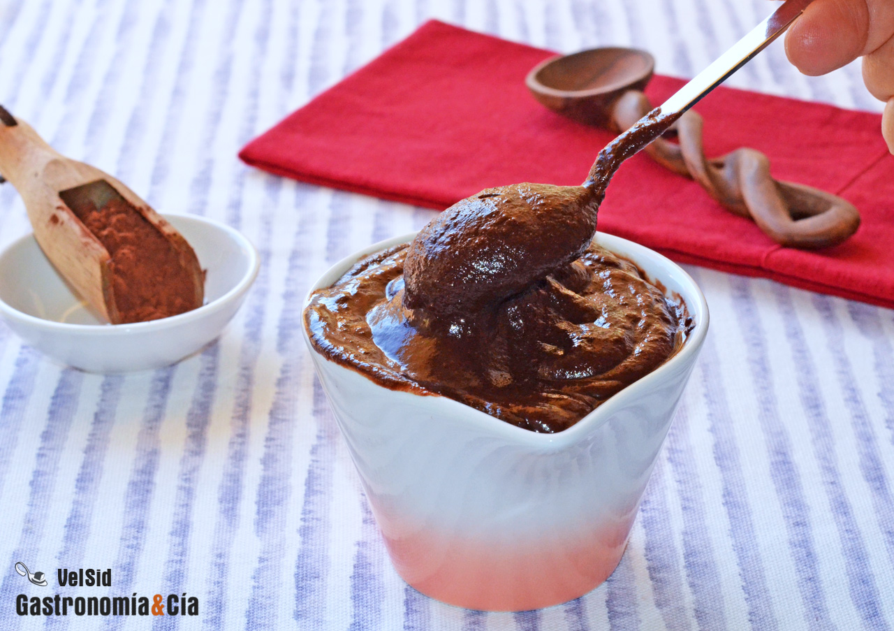 Sirope de chocolate y dátiles, una deliciosa salsa de c