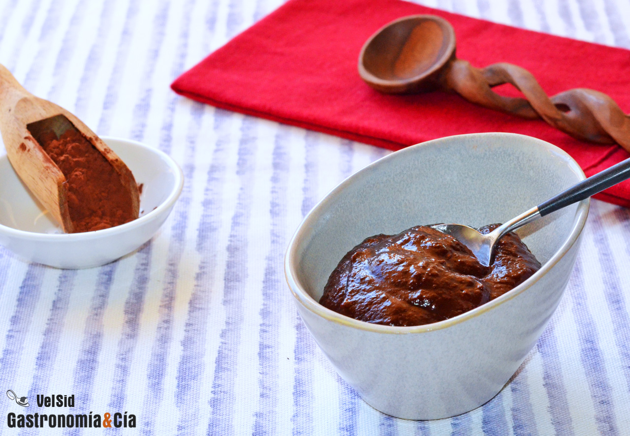 Sirope de chocolate y dátiles, una deliciosa salsa de c