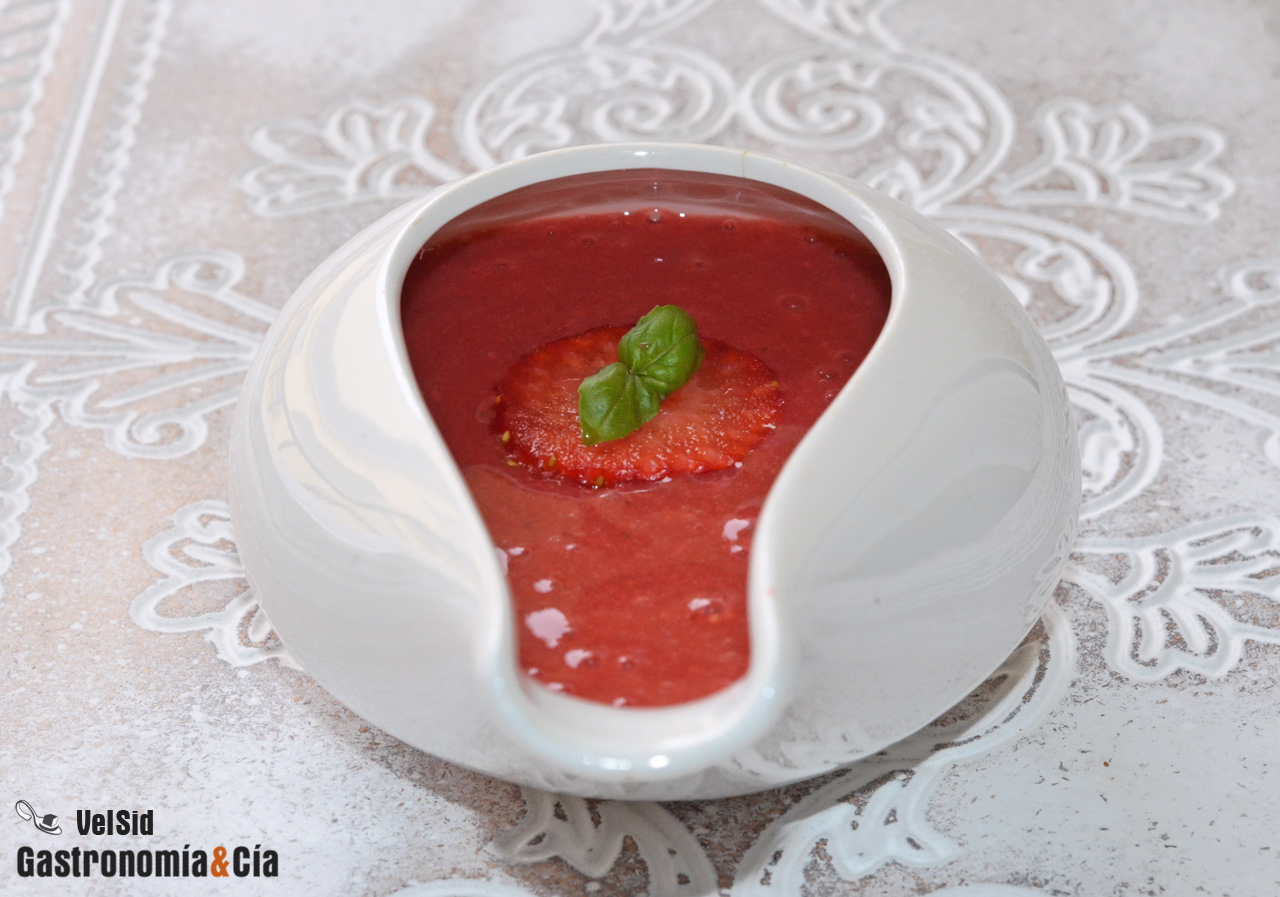 Sirope de fresas y albahaca