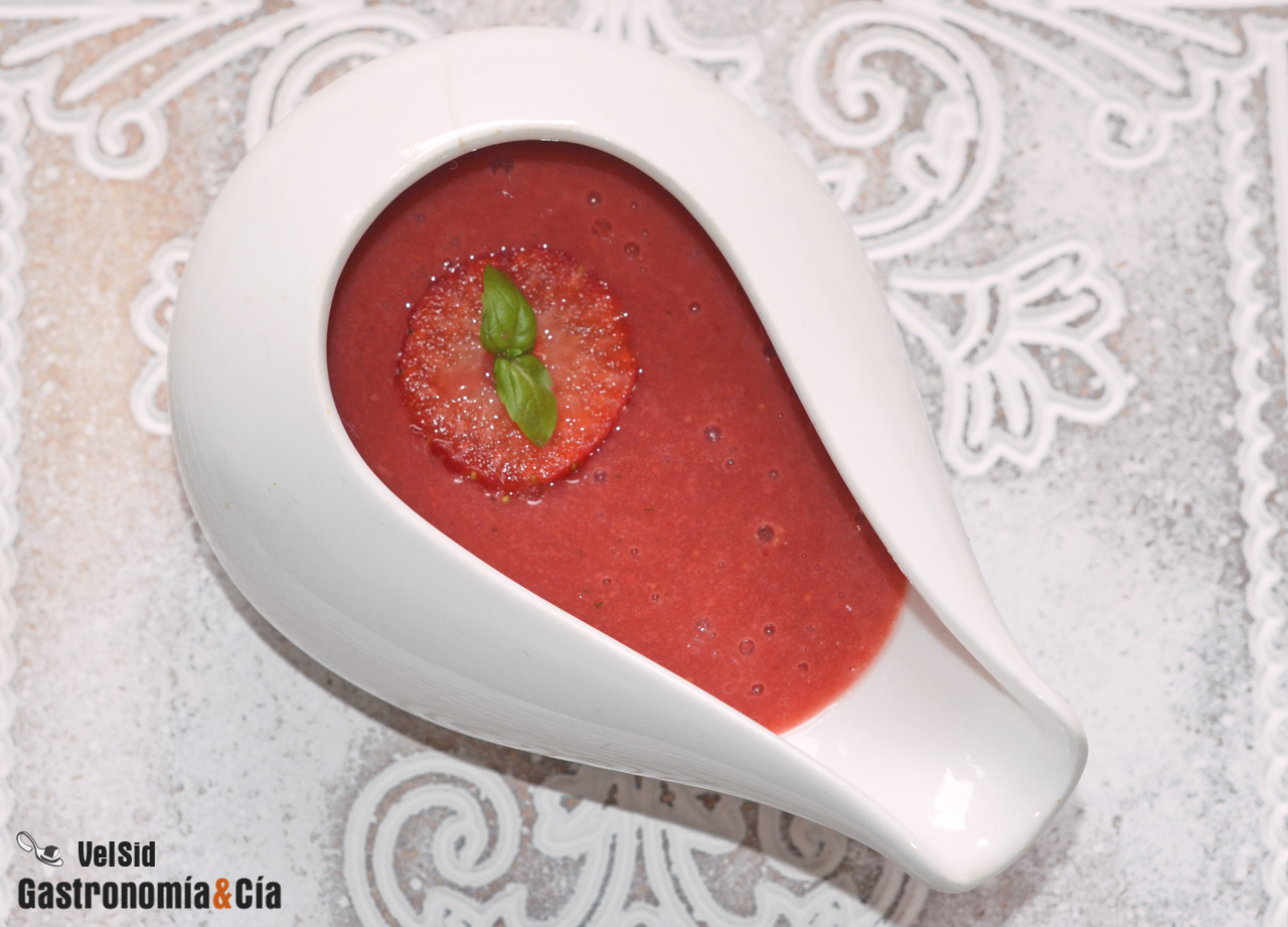 Sirope de fresas y albahaca