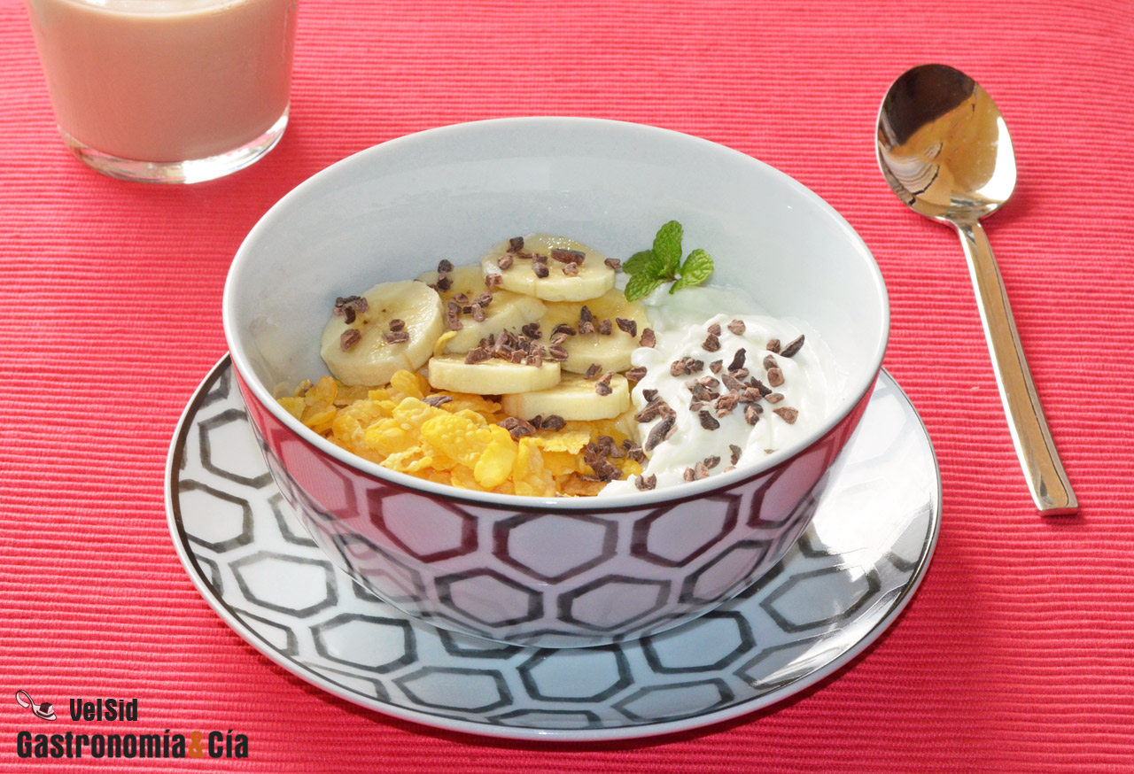 Skyr con plátano, copos de maíz y avellana