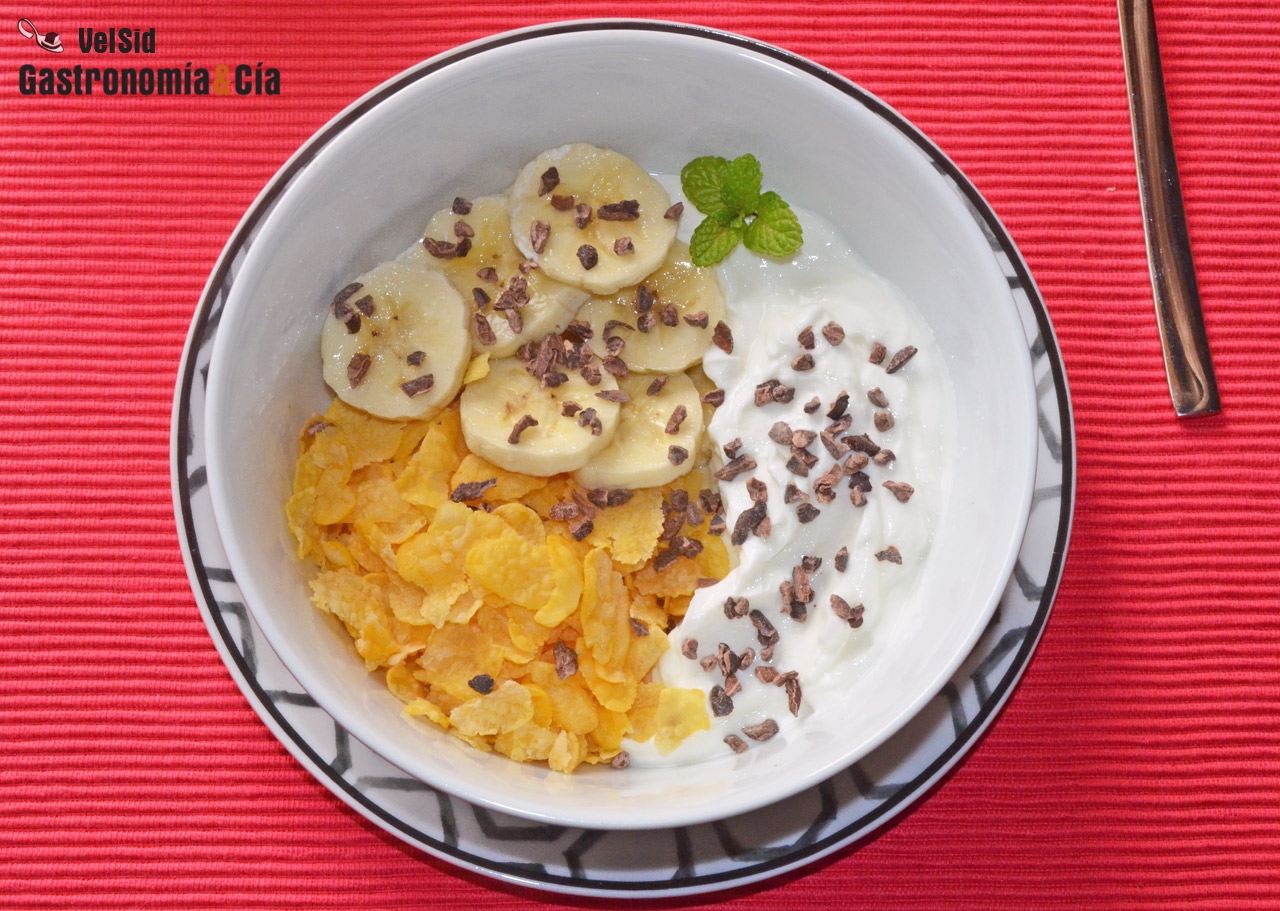 Skyr con plátano, copos de maíz y avellana
