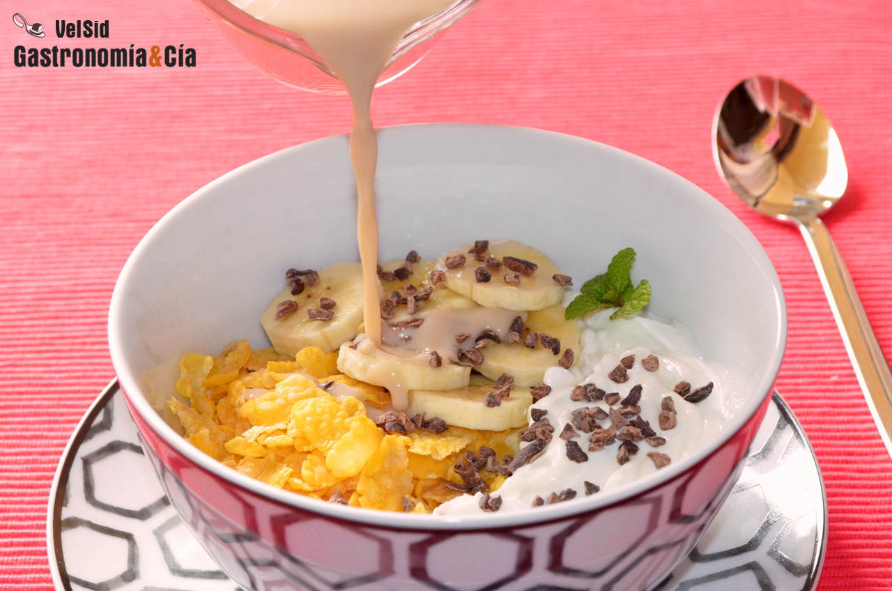 Skyr con plátano, copos de maíz y avellana