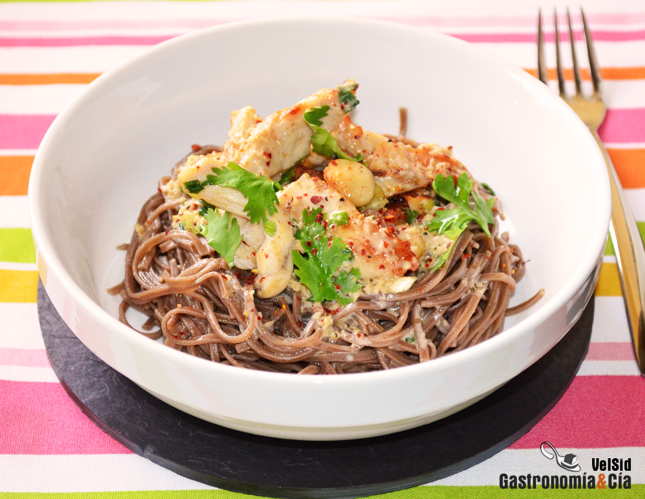 Fideos soba con pollo y almendras