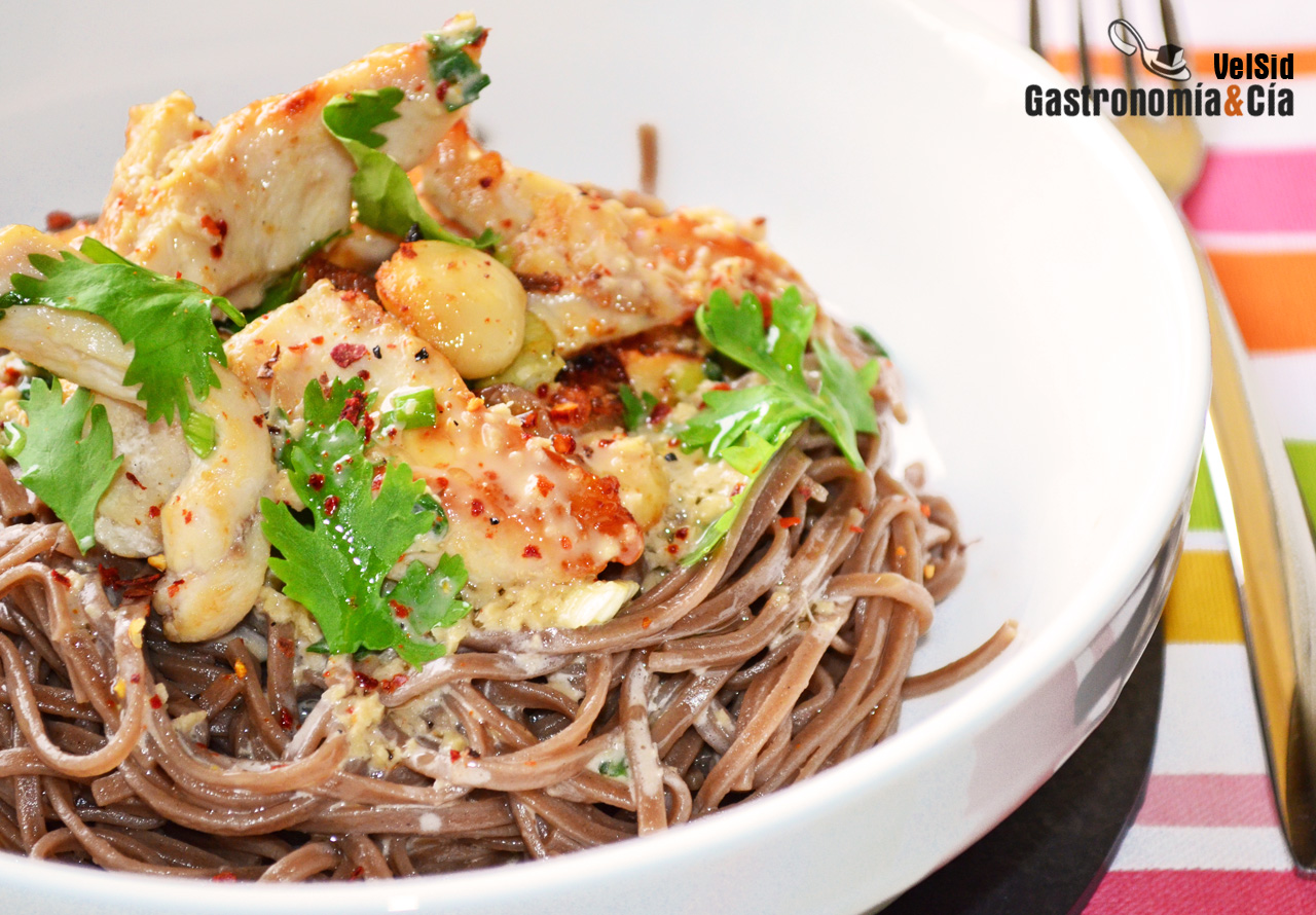 Fideos soba con pollo y almendras