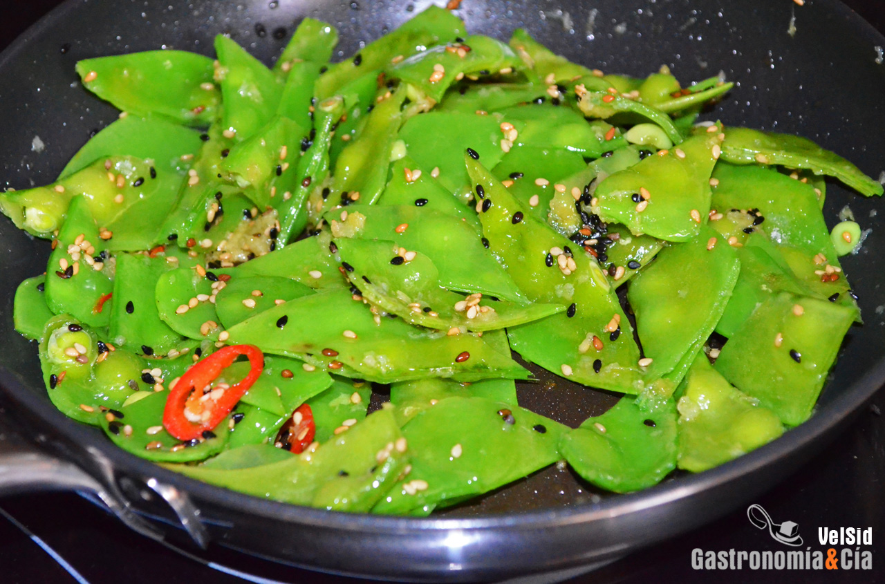 Fideos soba con tirabeques y guindilla