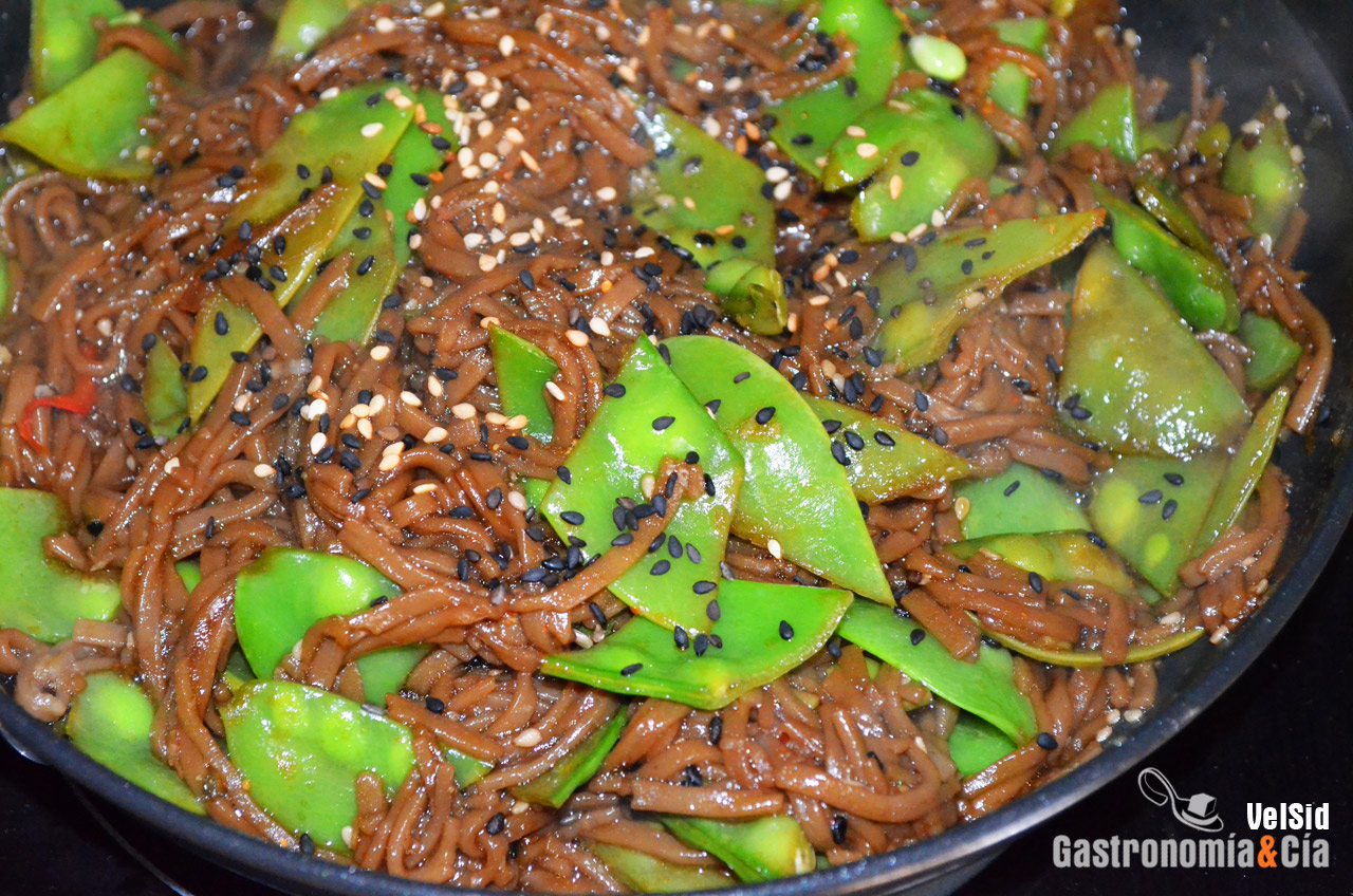 Fideos soba con tirabeques y guindilla