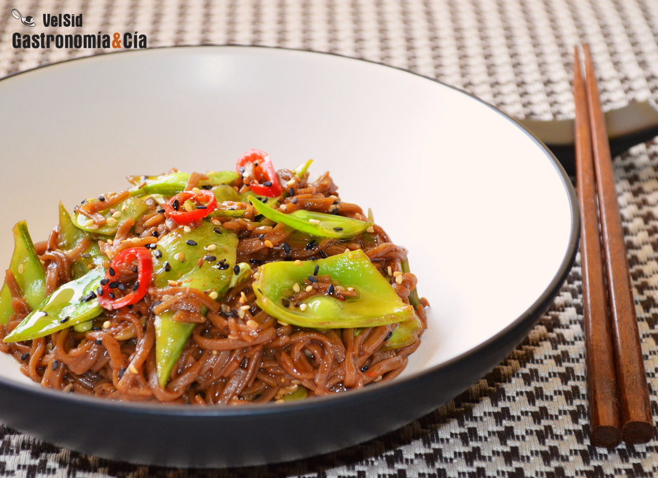 Fideos soba con tirabeques y guindilla