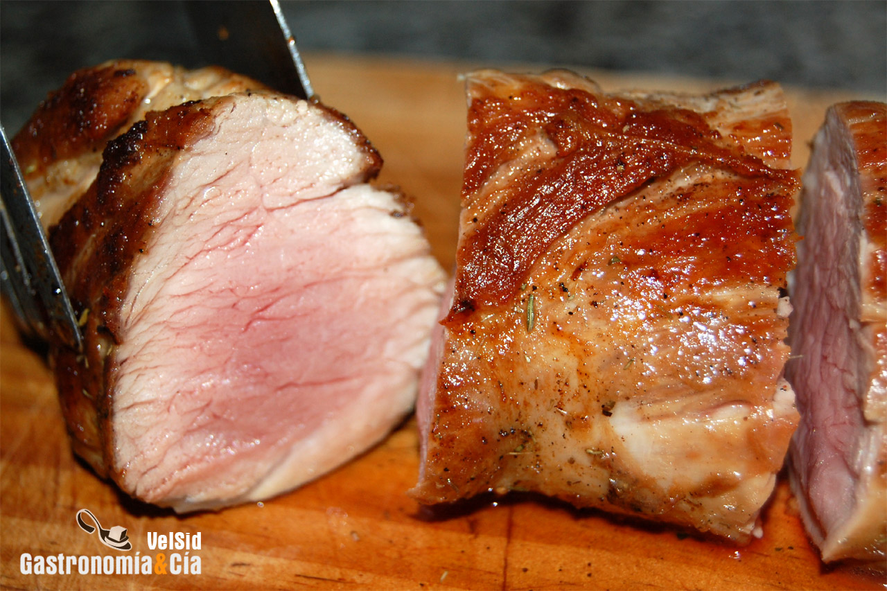 Solomillo con crema de guisantes y jamón