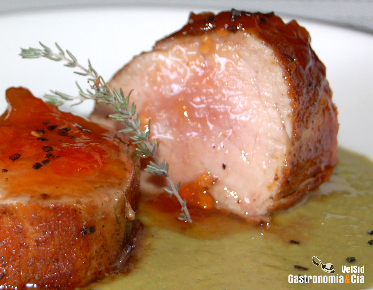 Solomillo con crema de guisantes y jamón