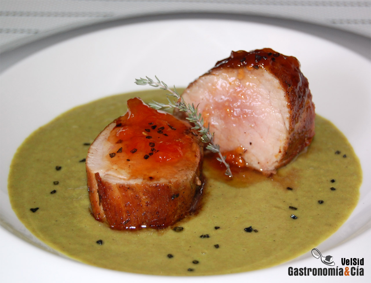 Solomillo con crema de guisantes y jamón