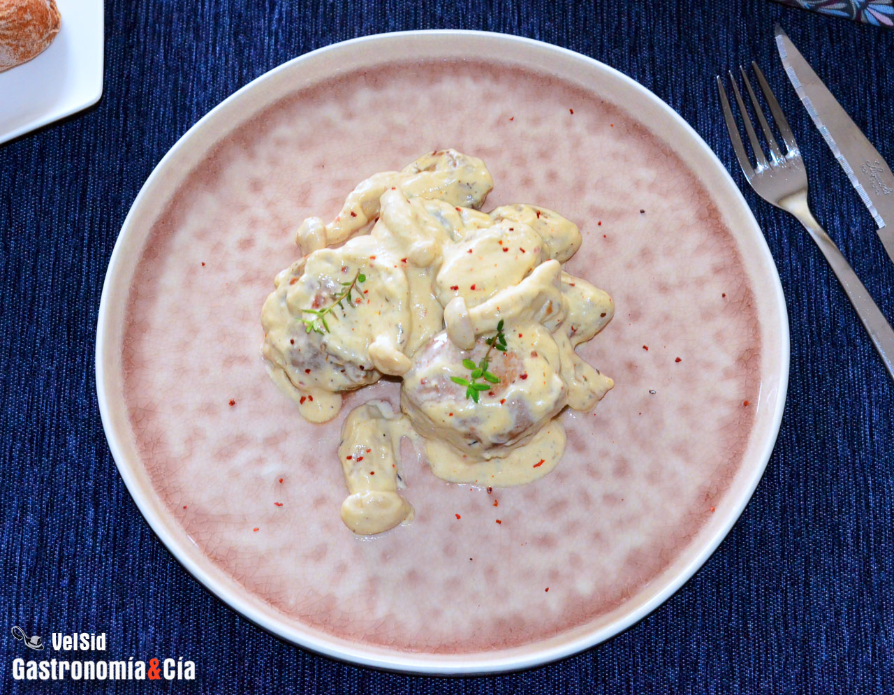 Solomillo de cerdo ibérico con salsa cremosa, patatas y