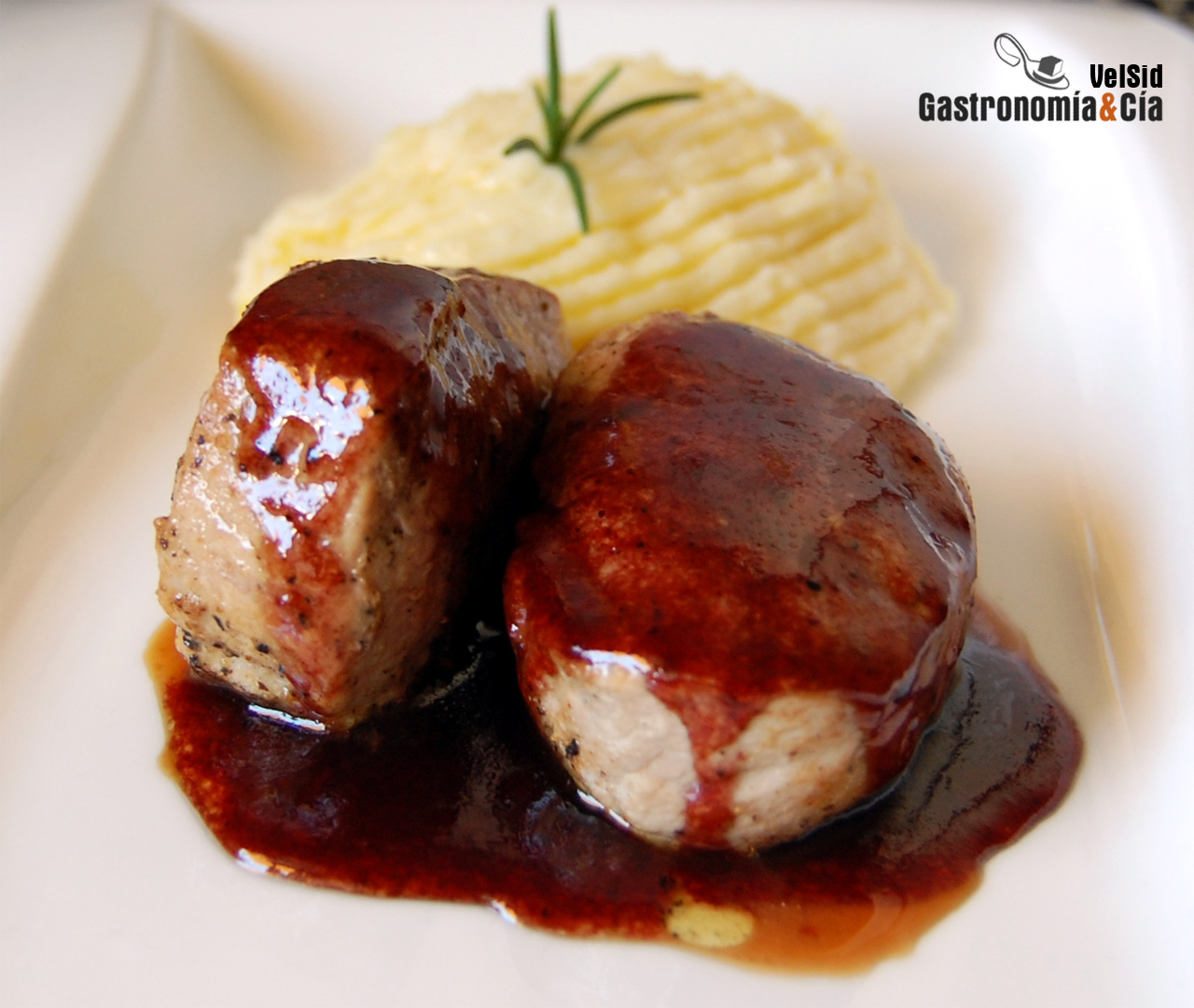 Solomillo con glaseado de arándanos y parmentier de rom