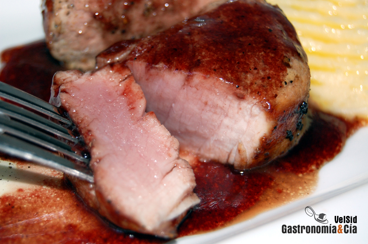 Solomillo con glaseado de arándanos y parmentier de rom
